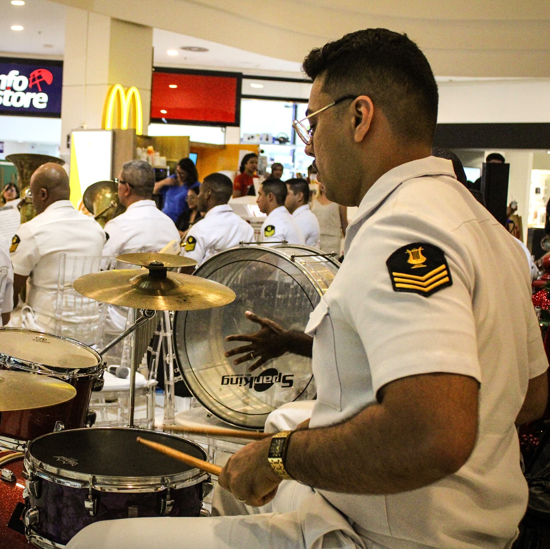 Gabriel Azevedo tocando bateria em uma apresentação
